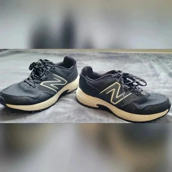 NEW BALANCE 410 v8 Trail Running Shoes BLK & WHITE Womens Size 6.5 - Picture 2 of 13